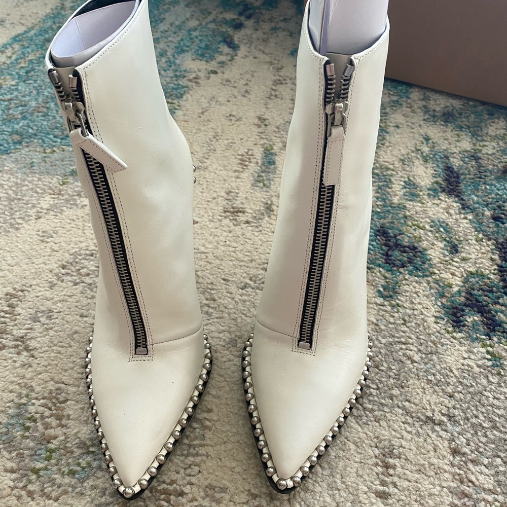 - NEW Alexander Wang Eri boots in white size 37 or 7 US